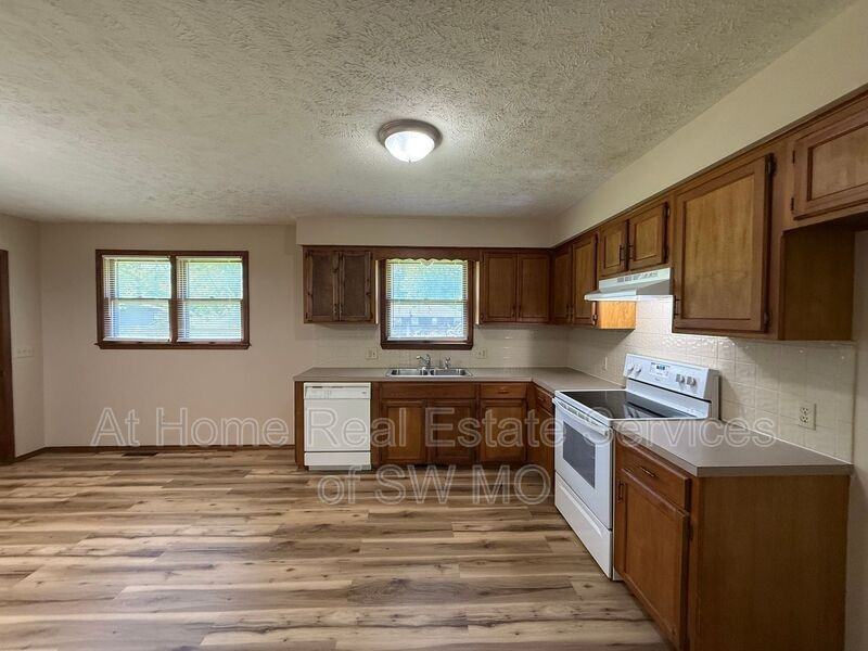 103 S Cottonwood Ave - Photo 5 of 13