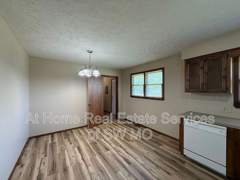 103 S Cottonwood Ave - Photo 6 of 13