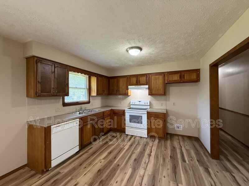 103 S Cottonwood Ave - Photo 7 of 13