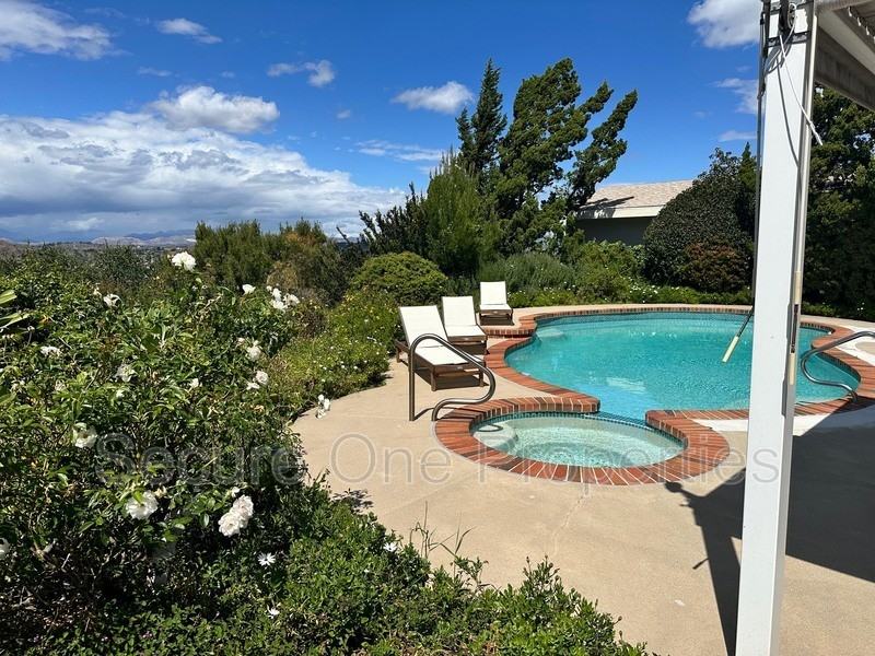 637 Lynwood St - Photo 4 of 40