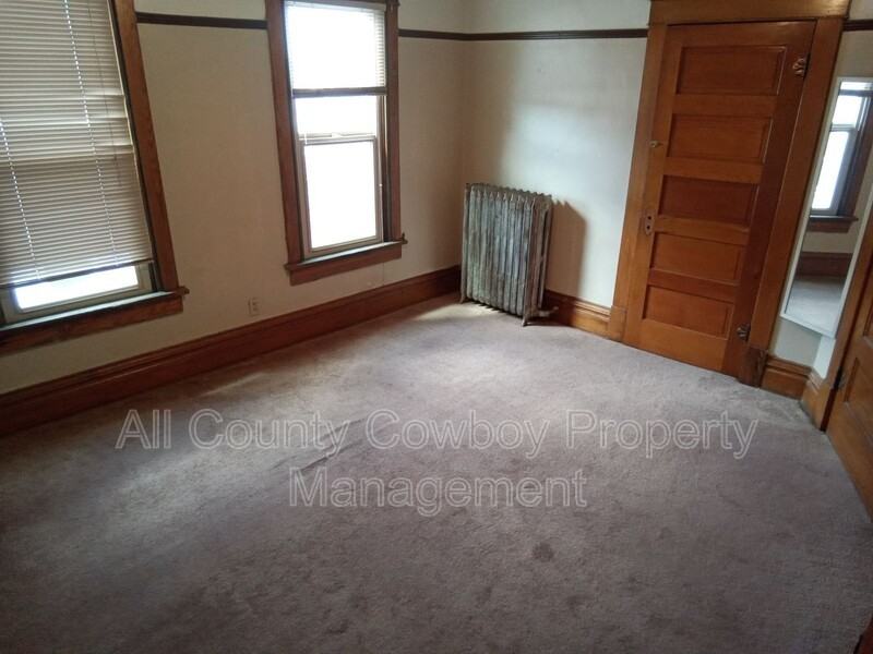 268 1/2 N 2nd St - Photo 2 of 8