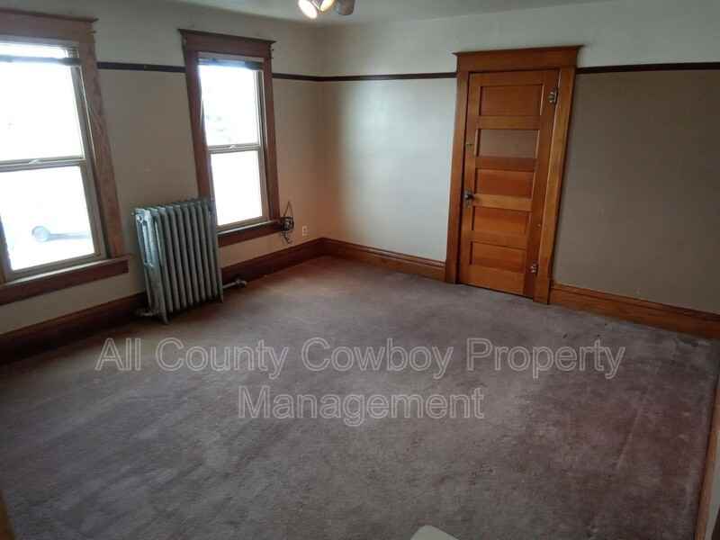 268 1/2 N 2nd St - Photo 4 of 8