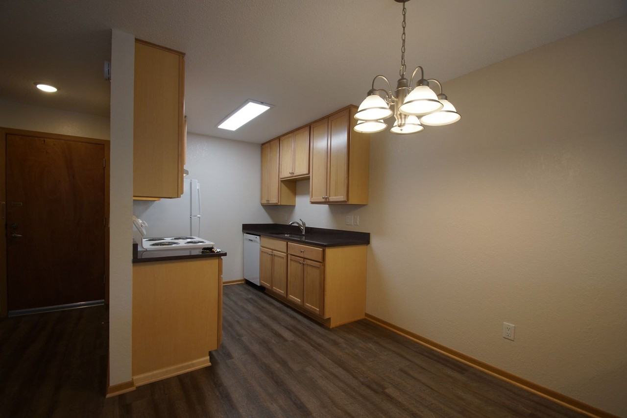 Larpenteur Estates Apartments - Photo 7 of 31