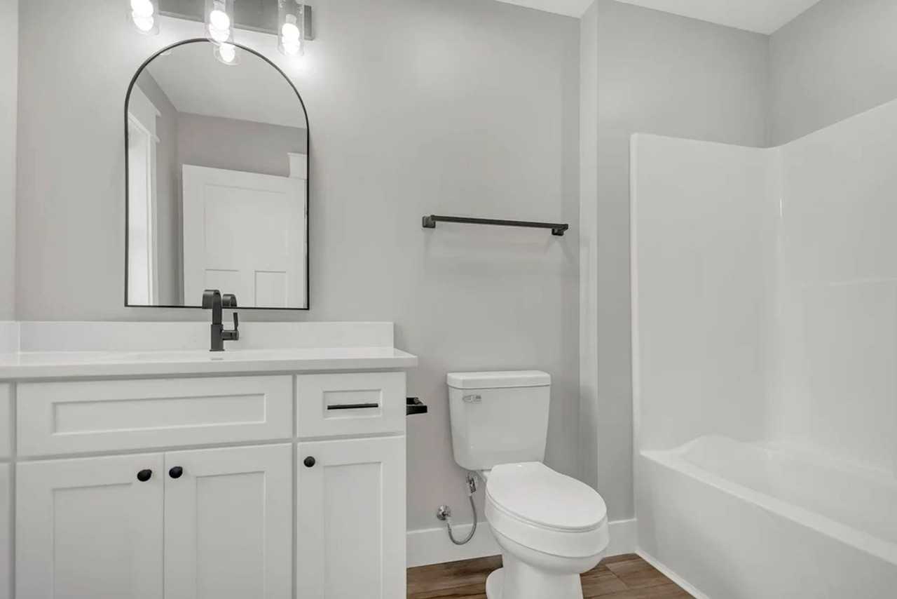 1215 N Woodburn Ave - Photo 5 of 23