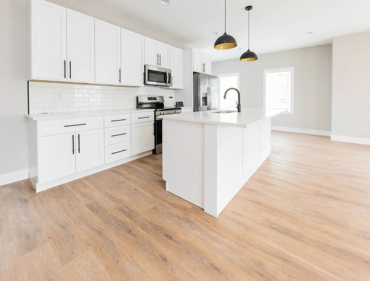 1215 N Woodburn Ave - Photo 7 of 23