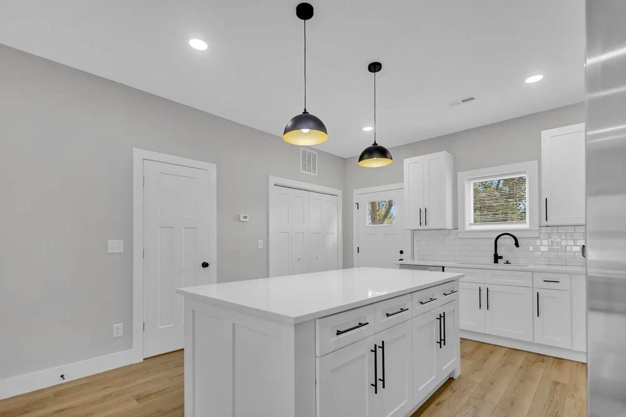 1215 N Woodburn Ave - Photo 3 of 23