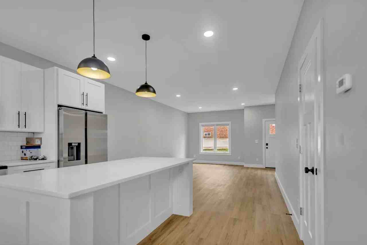 1215 N Woodburn Ave - Photo 2 of 23
