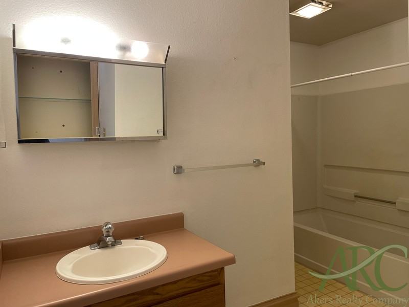 411 W 11th St #B - Photo 5 of 9