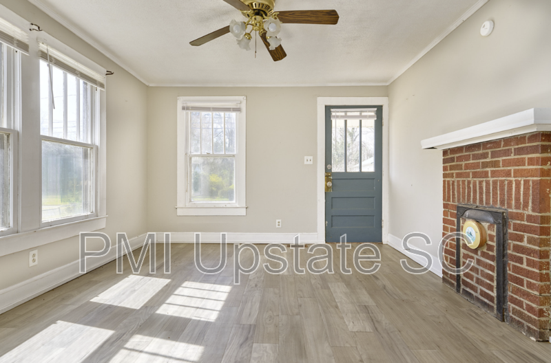 1808 Green St - Photo 3 of 15