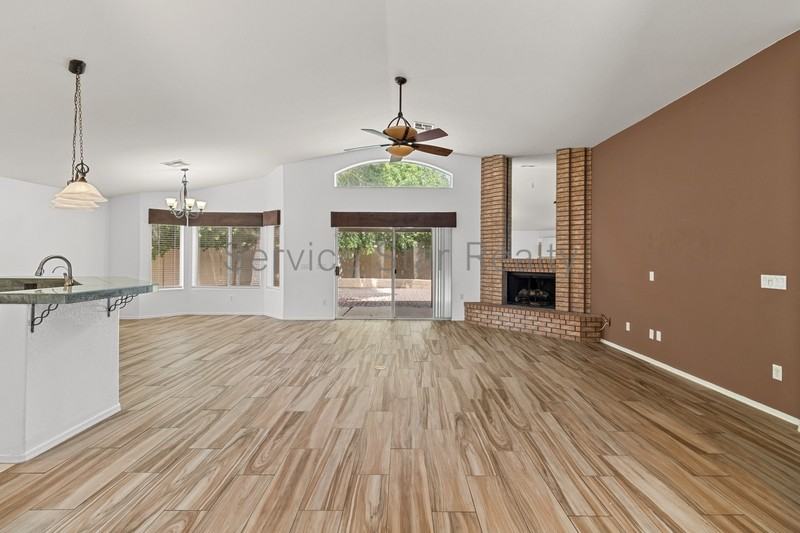 8368 W Paradise Dr - Photo 4 of 24