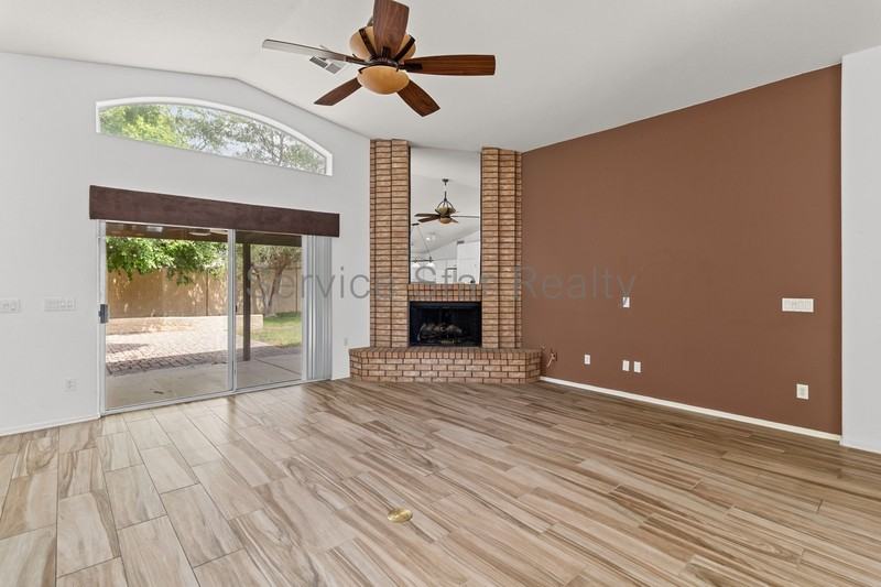 8368 W Paradise Dr - Photo 6 of 24