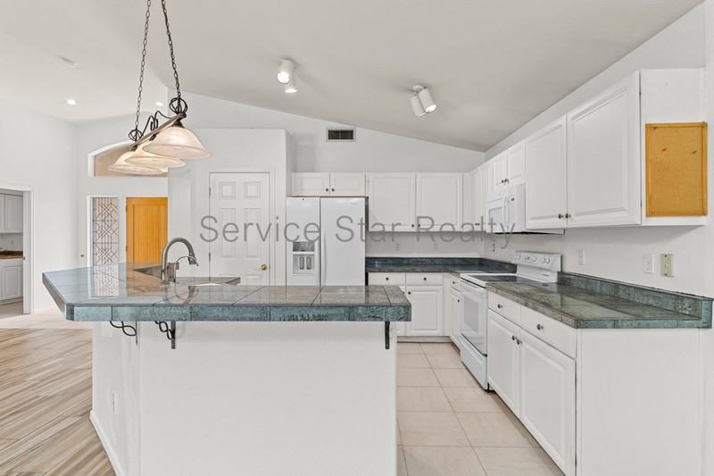 8368 W Paradise Dr - Photo 7 of 24