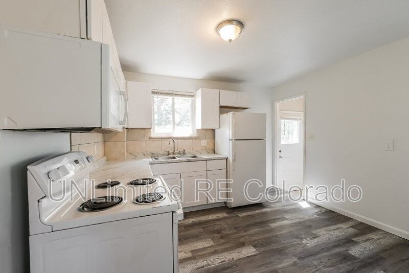 1014 Raleigh St - Photo 5 of 17