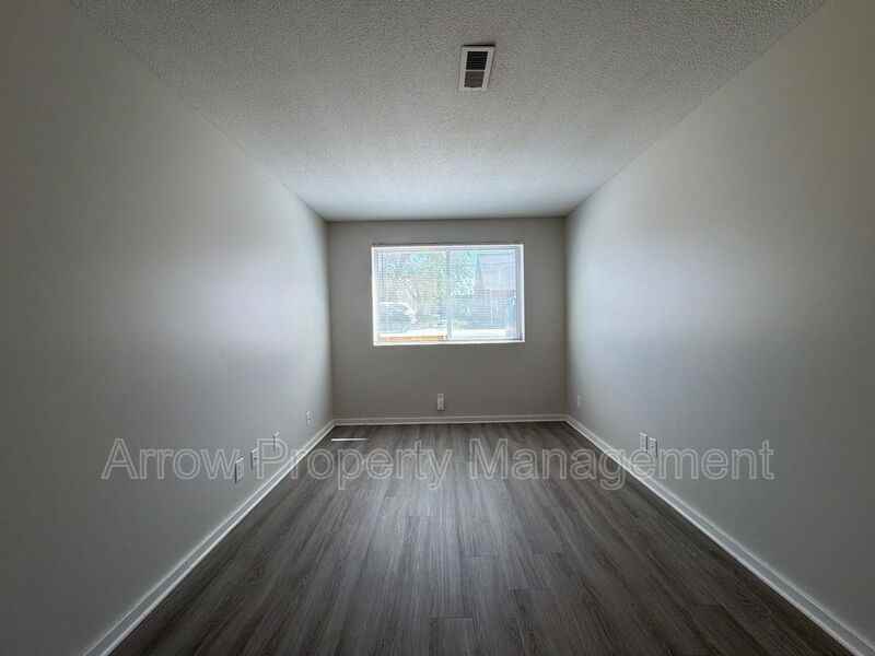 1111 E St #10 - Photo 4 of 8