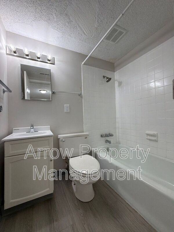 1111 E St #10 - Photo 7 of 8