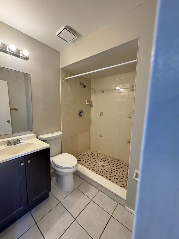 619 SE 13th Ave - Photo 7 of 8