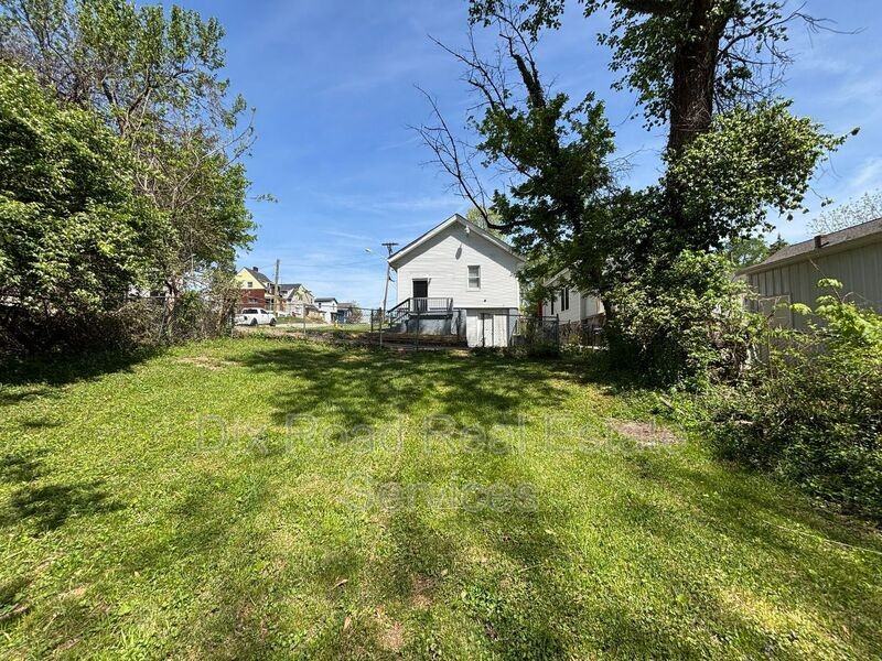 3701 Iona Ave - Photo 5 of 26