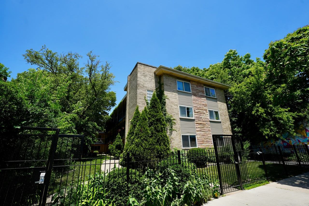 1404 W Estes Ave - Photo 4 of 50