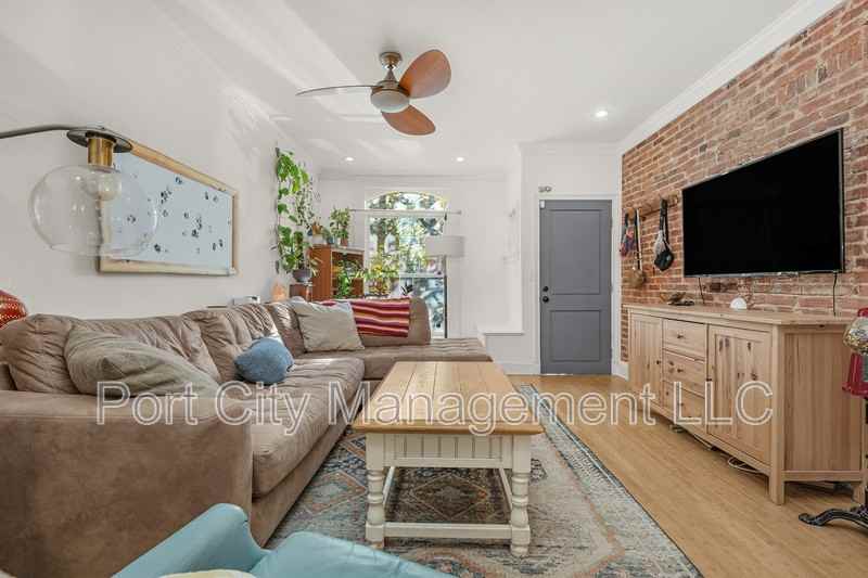 210 S Bouldin St - Photo 4 of 23