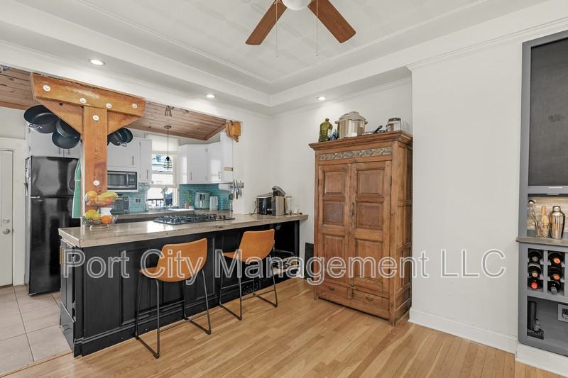 210 S Bouldin St - Photo 6 of 23