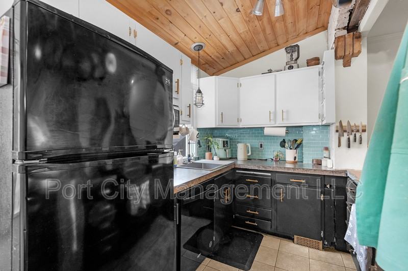 210 S Bouldin St - Photo 7 of 23