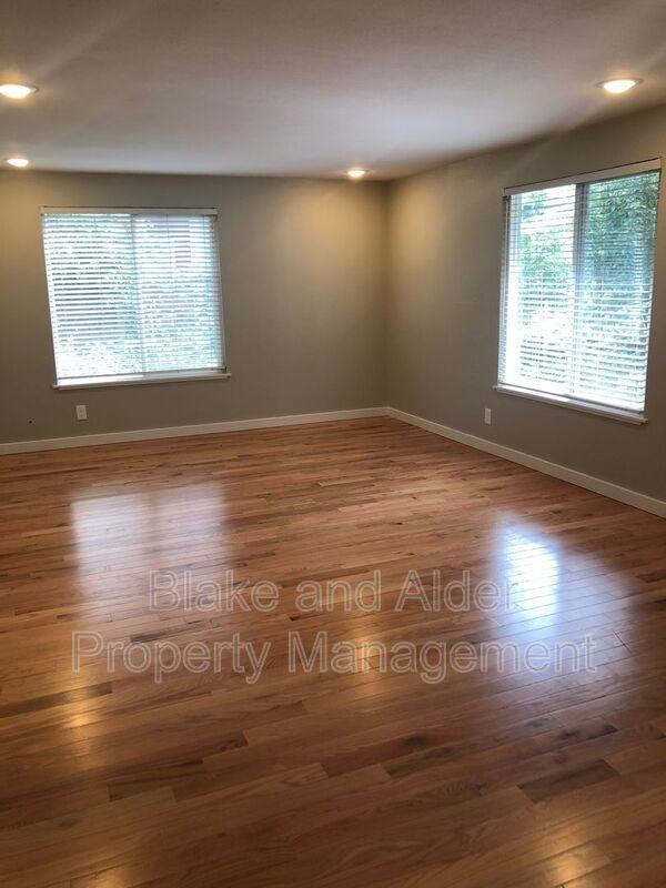 2410 Se 9th Ct - Photo 4 of 11