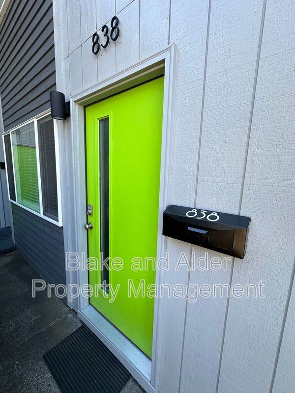 838 Se 42nd Ave - Photo 2 of 8