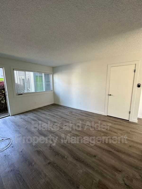 838 Se 42nd Ave - Photo 3 of 8