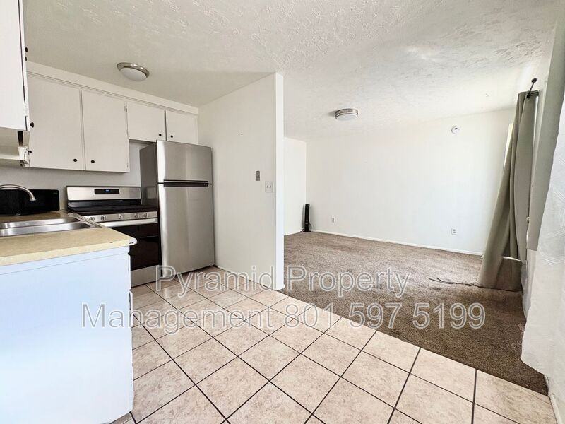 3428 S St #2 - Photo 4 of 10