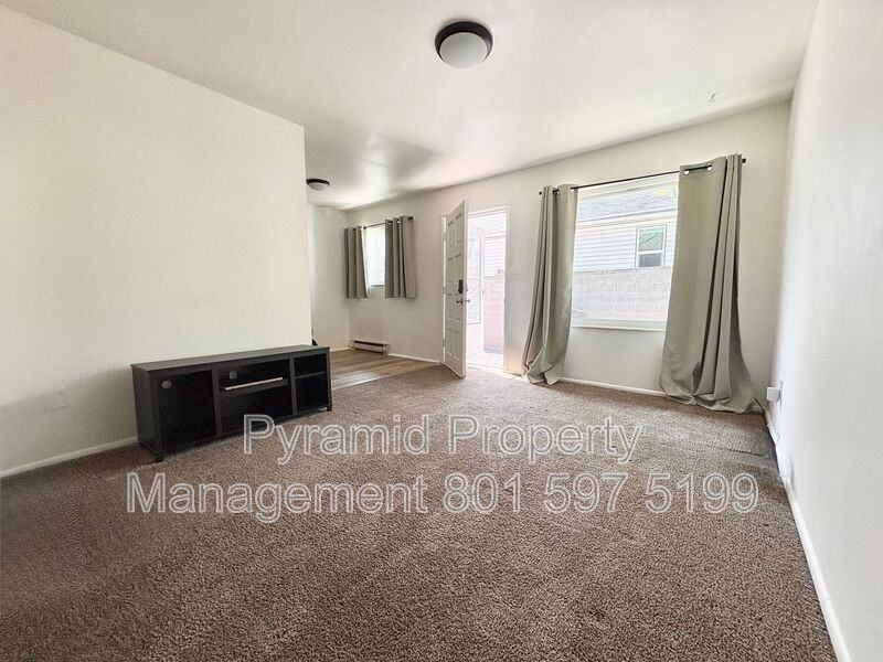 3428 S St #3 - Photo 3 of 10