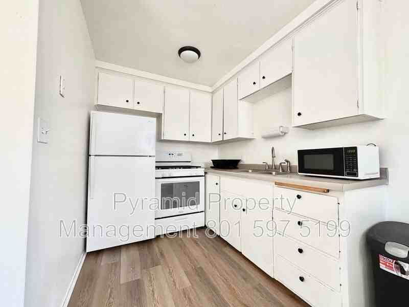 3428 S St #3 - Photo 5 of 10