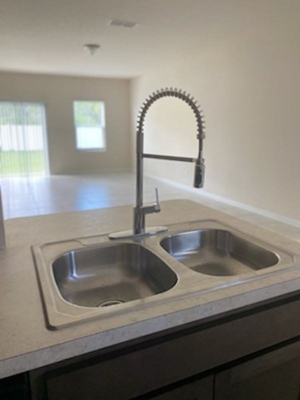 911 Capitol Pkwy - Photo 5 of 13