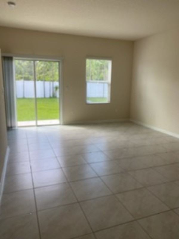 911 Capitol Pkwy - Photo 7 of 13