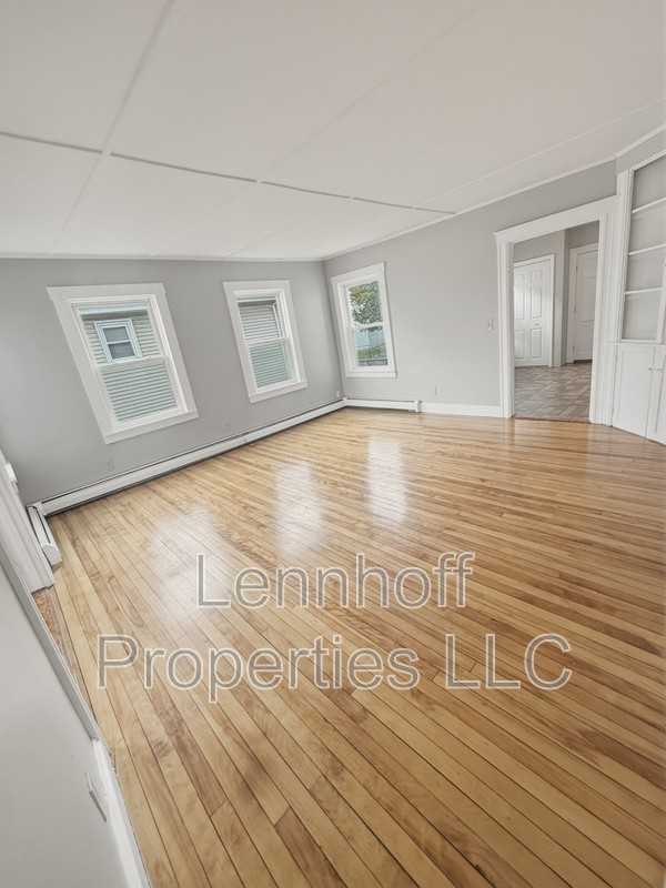 130 S Elm St - Photo 6 of 9
