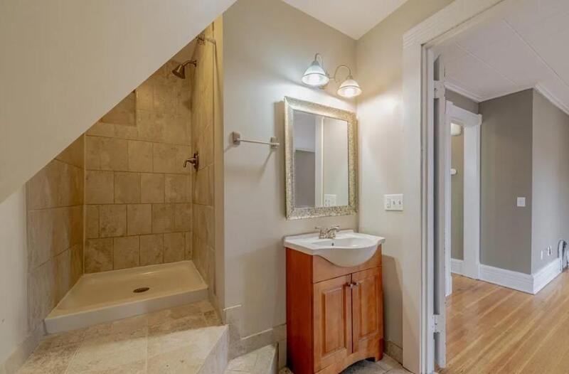 213 Oxford St - Photo 4 of 9