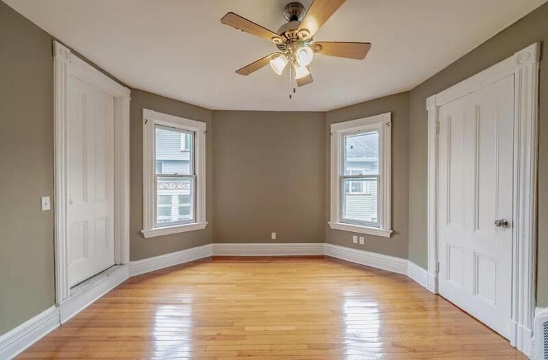 213 Oxford St - Photo 5 of 9