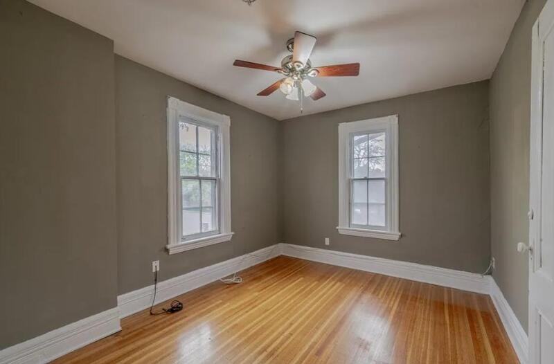 213 Oxford St - Photo 6 of 9