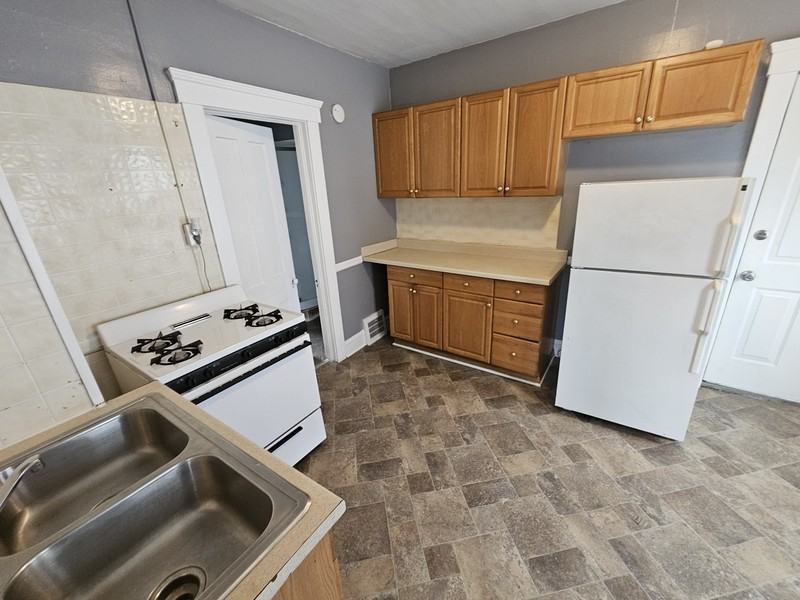 2059 W 105th St #4 - Photo 3 of 16