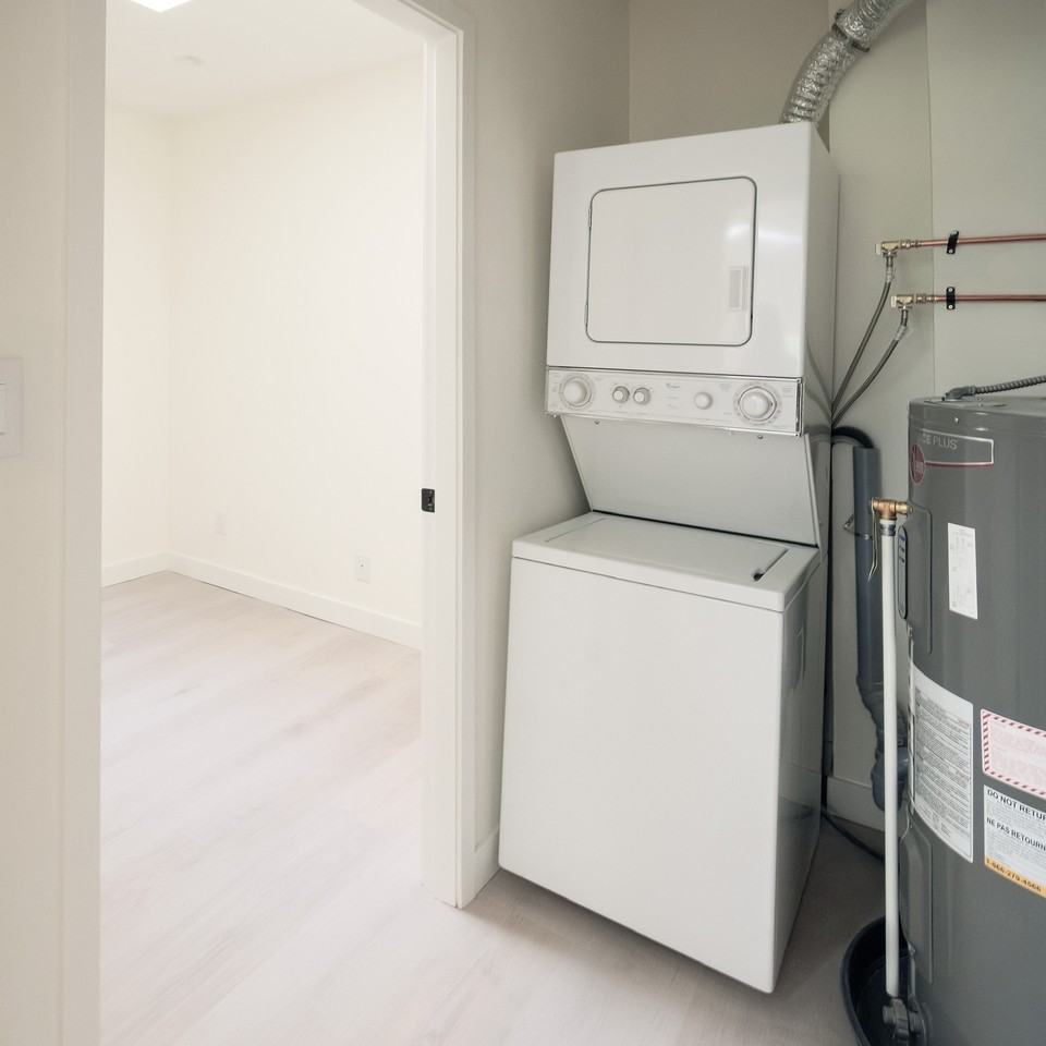 382 Powell Street - Photo 5 of 8