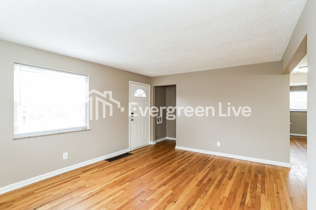 1507 Collegewood Ln - Photo 3 of 15