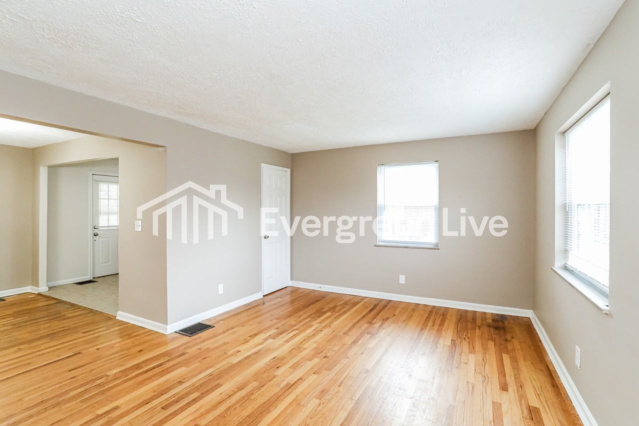 1507 Collegewood Ln - Photo 4 of 15