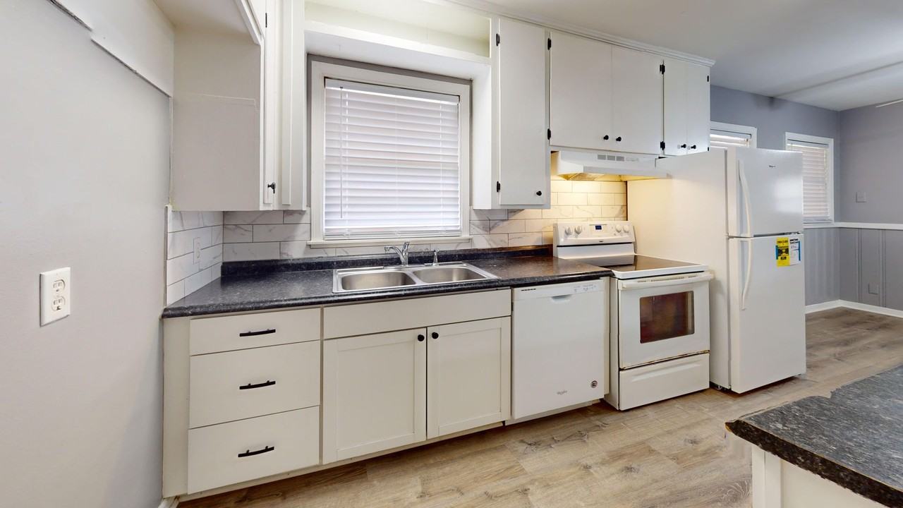 1117 Newton St - Photo 2 of 14