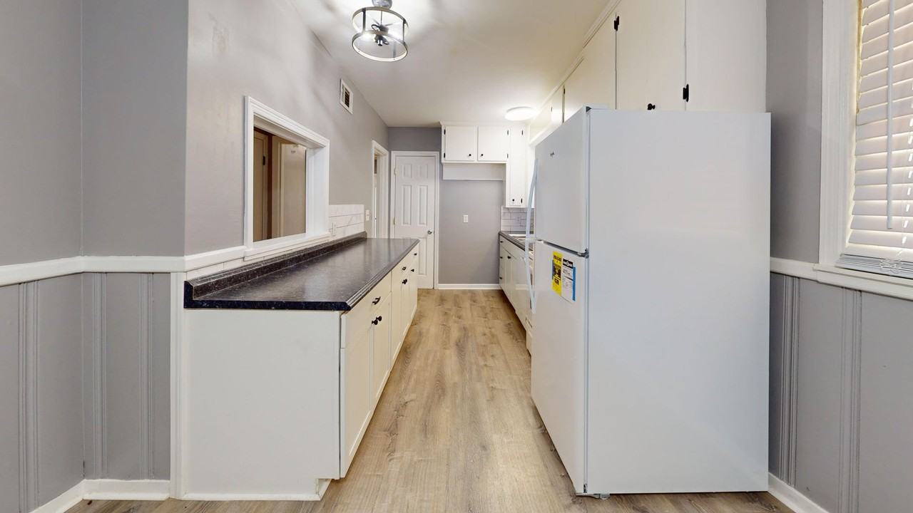 1117 Newton St - Photo 3 of 14