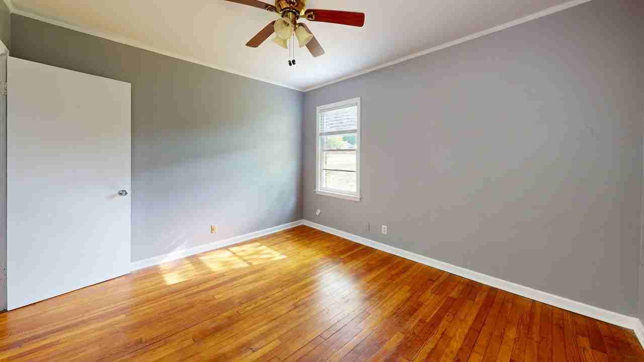 1117 Newton St - Photo 5 of 14