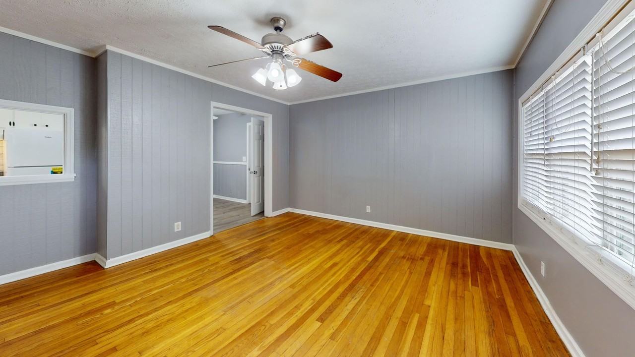 1117 Newton St - Photo 4 of 14