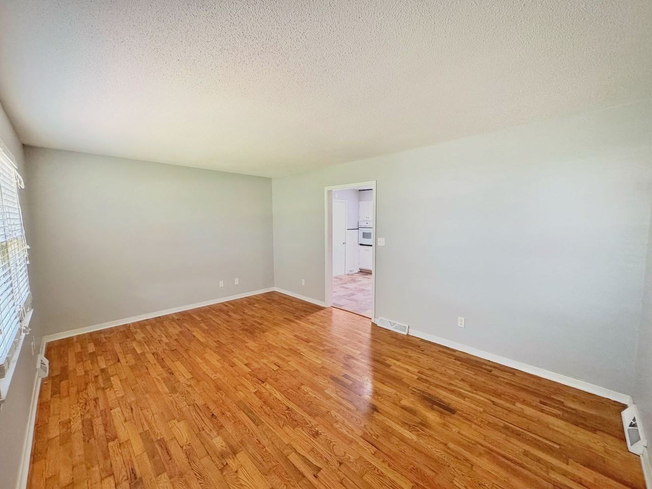 1016 Christopher St - Photo 3 of 14