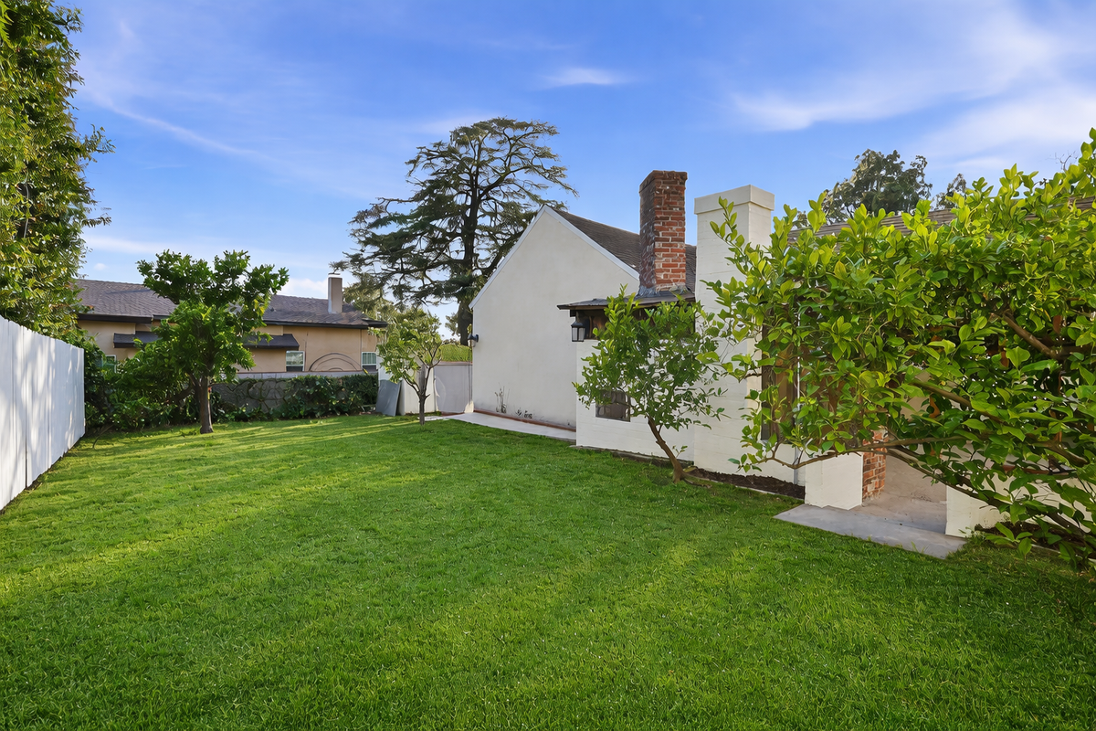 1722 Bel Aire Dr - Photo 3 of 36