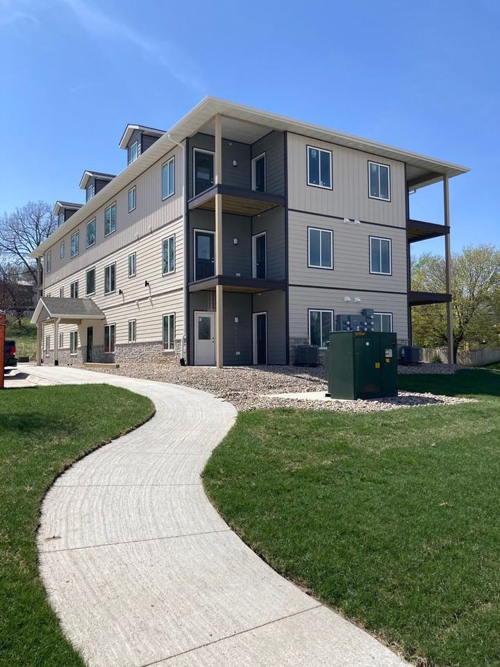 2606 Apache Ct - Photo 2 of 19