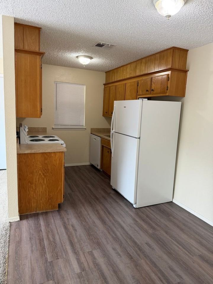 Country Grove Apartments - Photo 4 of 9