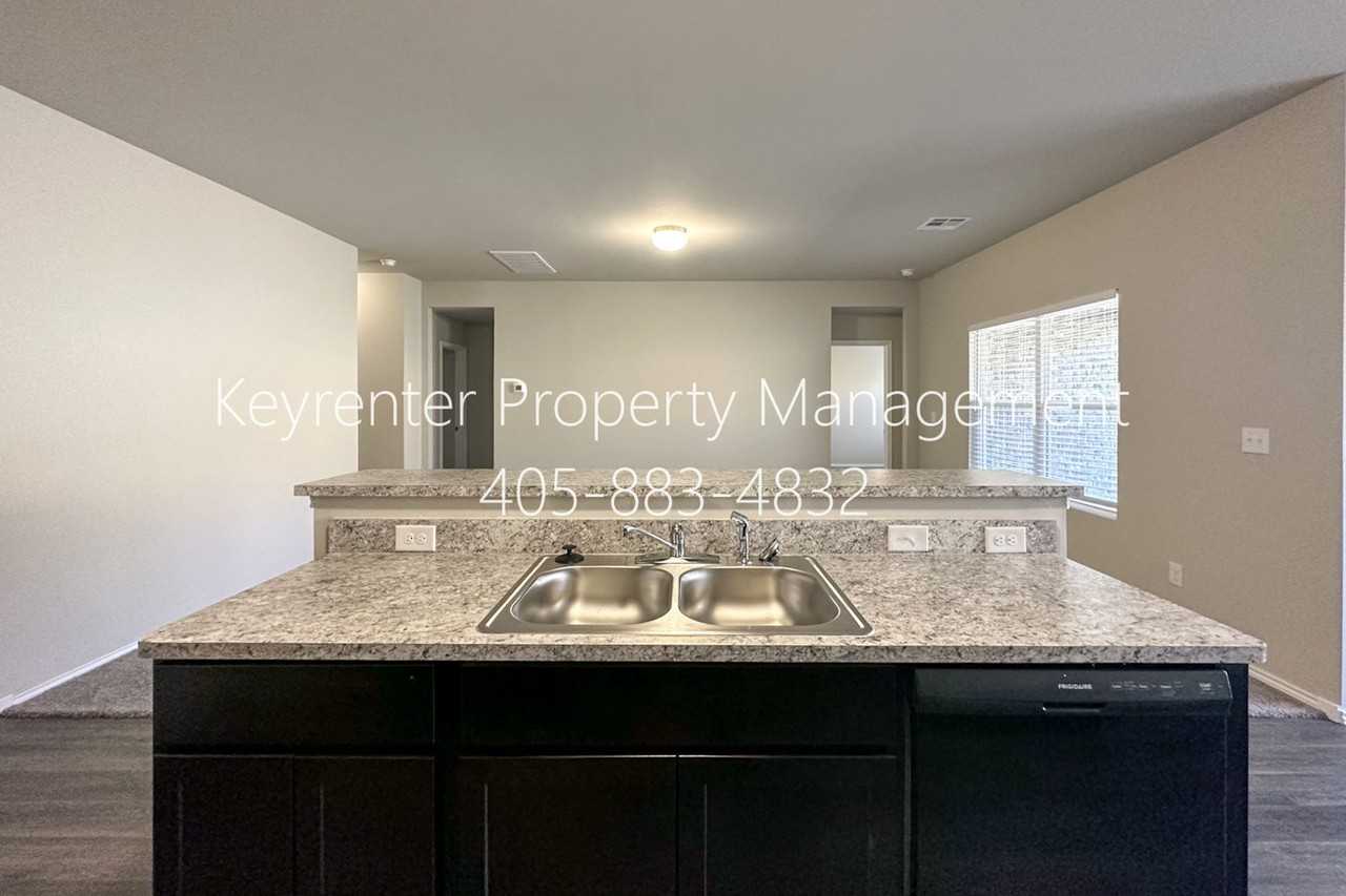 11713 Nw 95th St - Photo 4 of 24